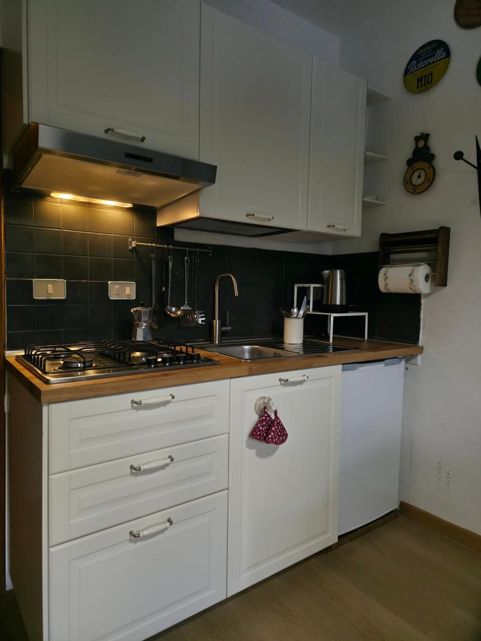 Kitchen or kitchenette, minibar, stove