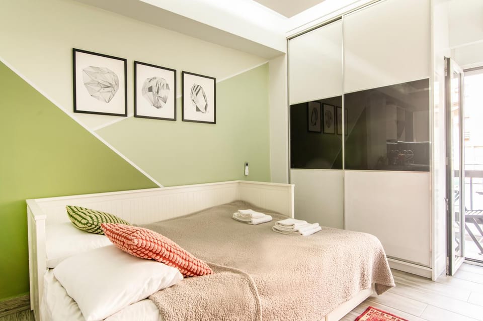Bed, Bedroom, towels