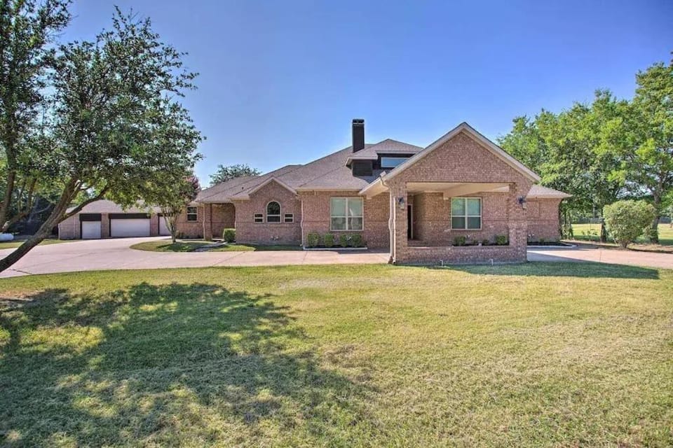 Heated Pool, Pool Table, Hot Tub, Home Theatre, Guest House, Basketball Court, Sleeps-20 Villa in Allen