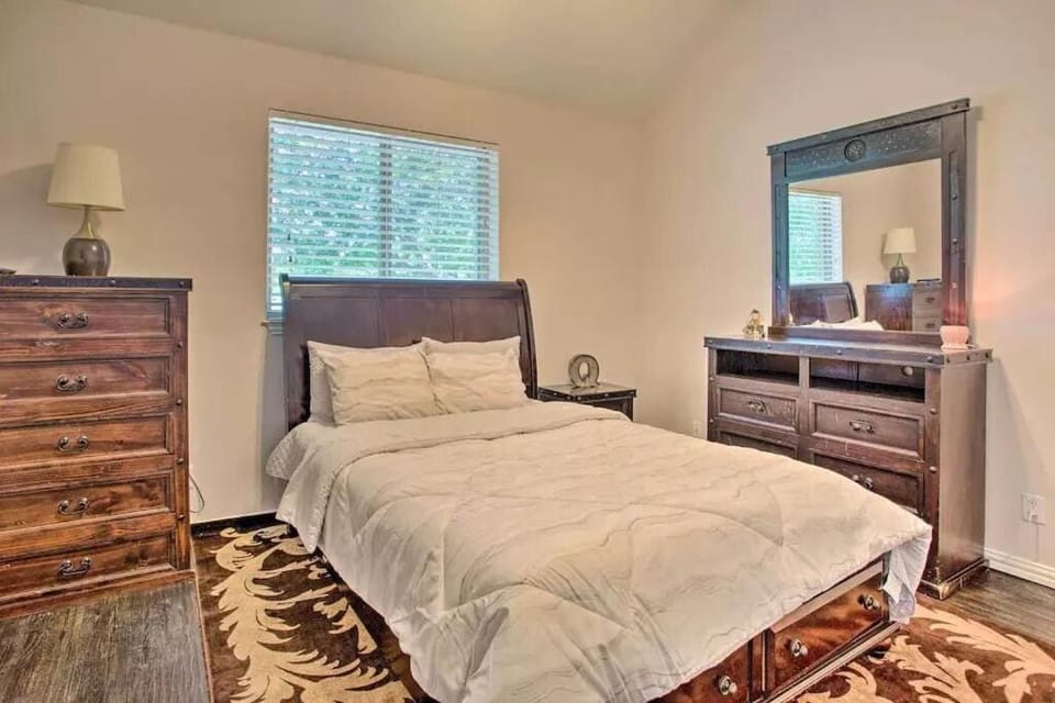 Heated Pool, Pool Table, Hot Tub, Home Theatre, Guest House, Basketball Court, Sleeps-20 Villa in Allen