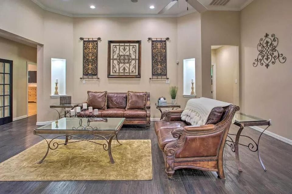 Heated Pool, Pool Table, Hot Tub, Home Theatre, Guest House, Basketball Court, Sleeps-20 Villa in Allen