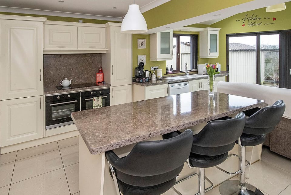 Coffee/tea facilities, Kitchen or kitchenette, Seating area, Dining area, dishwasher, microwave, oven, stove, toaster