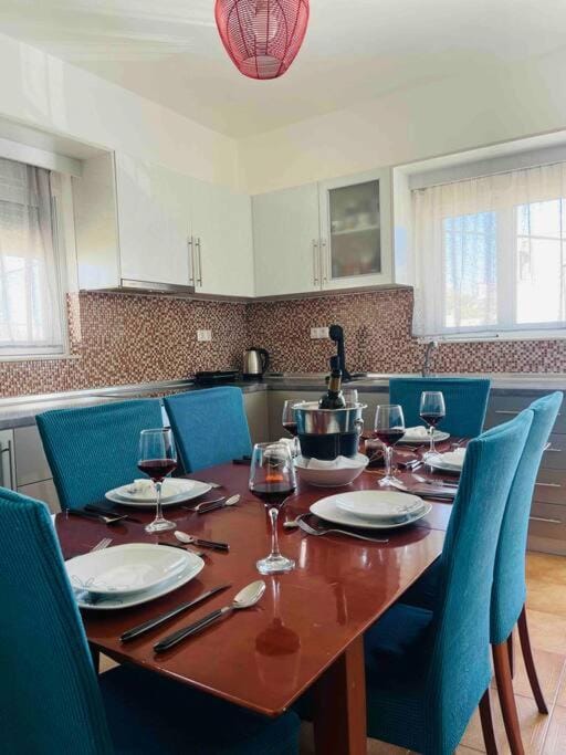 Kitchen or kitchenette, Dining area, minibar