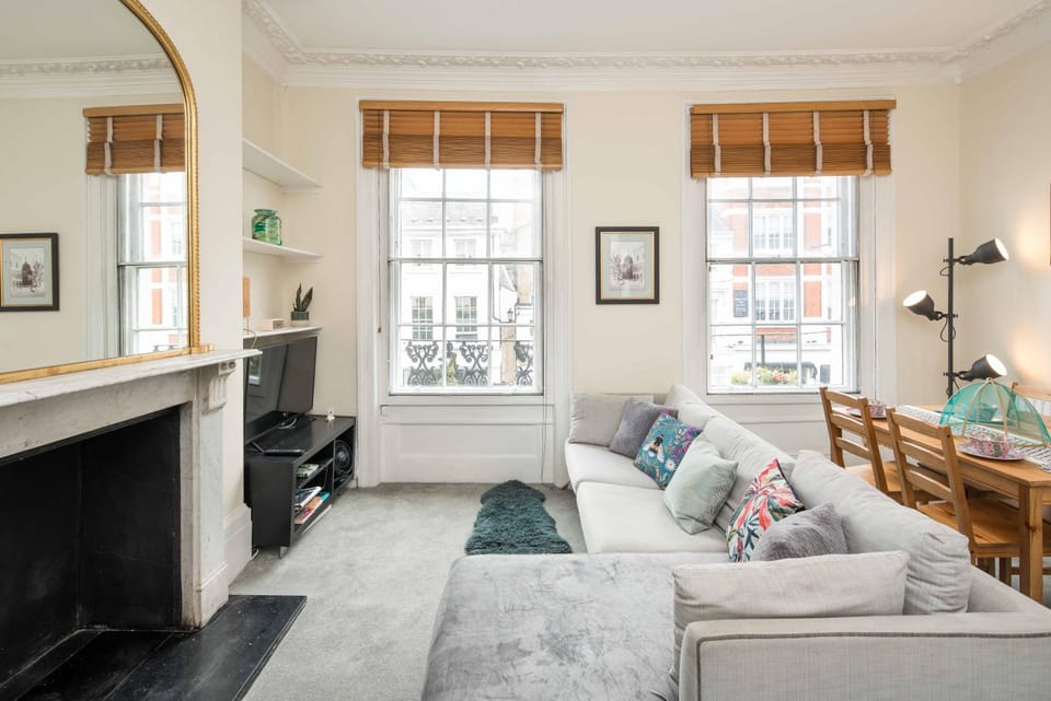 High-ceiling Gorgerous Victorian flat with private garden - 3 mins to Hyde Park, Kensington Palace, 8 mins NottingHill, High Street Kensington station Apartment in City of Westminster