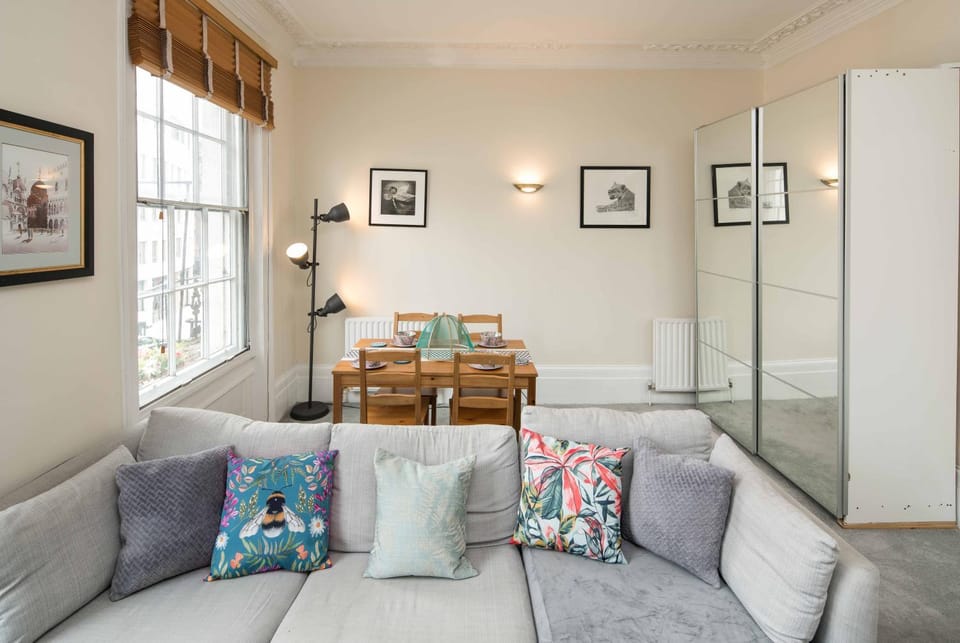 High-ceiling Gorgerous Victorian flat with private garden - 3 mins to Hyde Park, Kensington Palace, 8 mins NottingHill, High Street Kensington station Apartment in City of Westminster