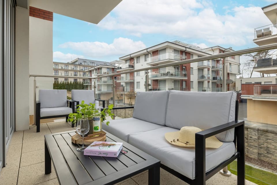 Property building, Day, View (from property/room), Balcony/Terrace, Decorative detail, Seating area, Dining area