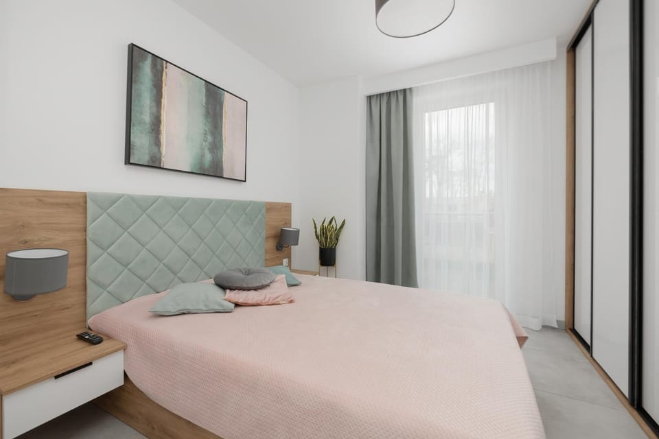Bed, TV and multimedia, View (from property/room), Photo of the whole room, Bedroom, hair dresser, wardrobe