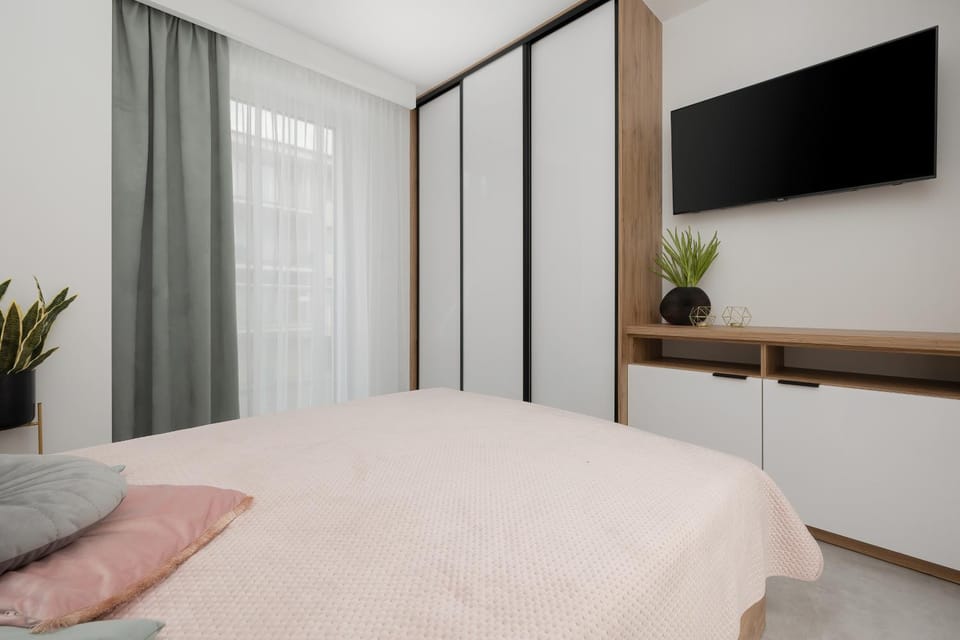 Bed, TV and multimedia, Photo of the whole room, Bedroom, Area and facilities, hair dresser, locker, microwave, wardrobe