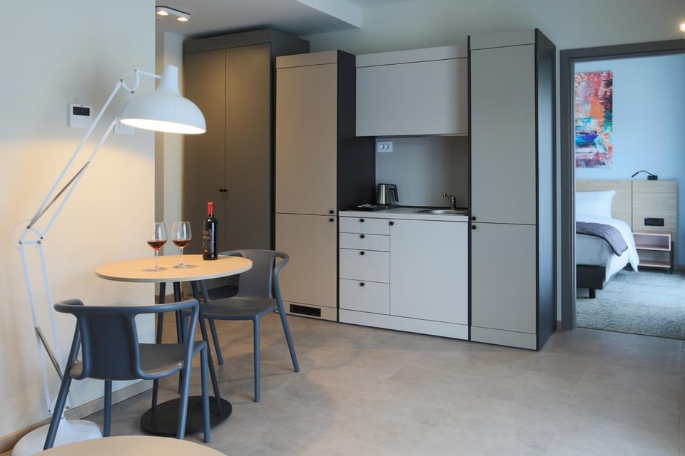 Kitchen or kitchenette, Dining area