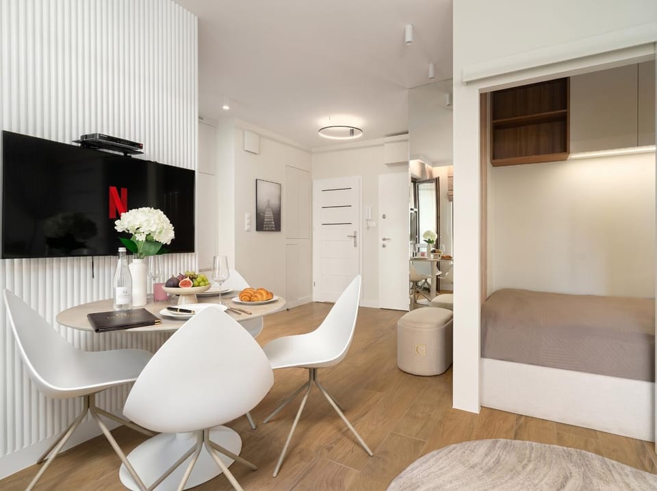 Bed, TV and multimedia, Kitchen or kitchenette, Living room, Food and drinks, Photo of the whole room, Seating area, Dining area, Bedroom, Food