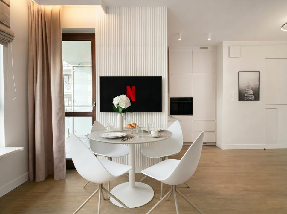 TV and multimedia, Living room, Seating area, Dining area