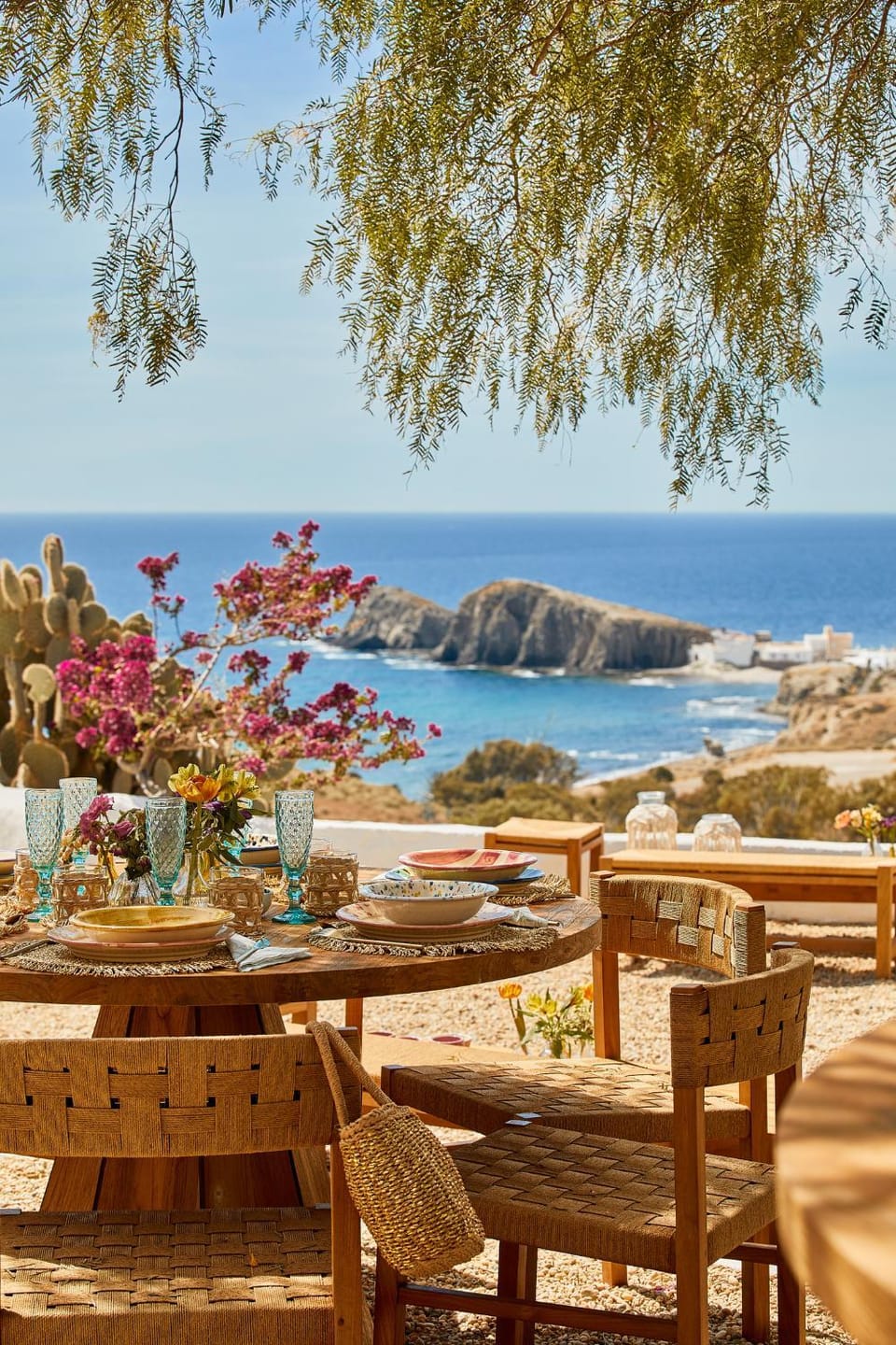 Day, Natural landscape, Living room, Food and drinks, Seating area, Dining area, Beach, Food, Sea view