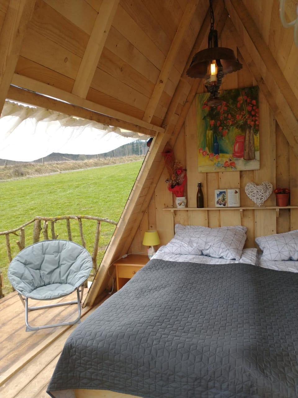Bed, Day, Natural landscape, Photo of the whole room, Bedroom