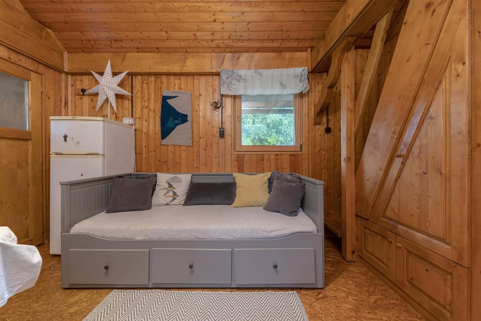 Bed, Photo of the whole room, Decorative detail, Seating area