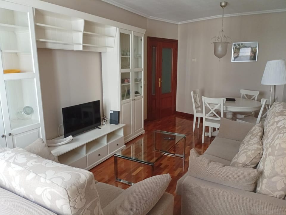 Communal lounge/ TV room, TV and multimedia, Dining area