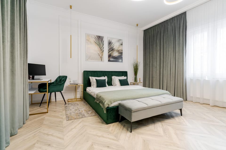 Bed, Seating area, Bedroom