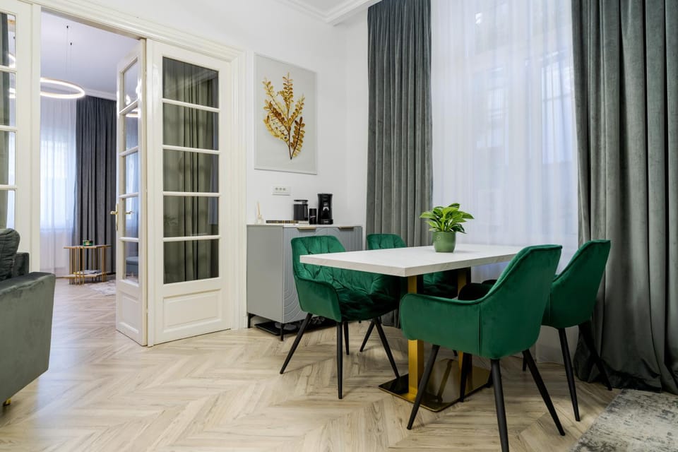 Seating area, Dining area