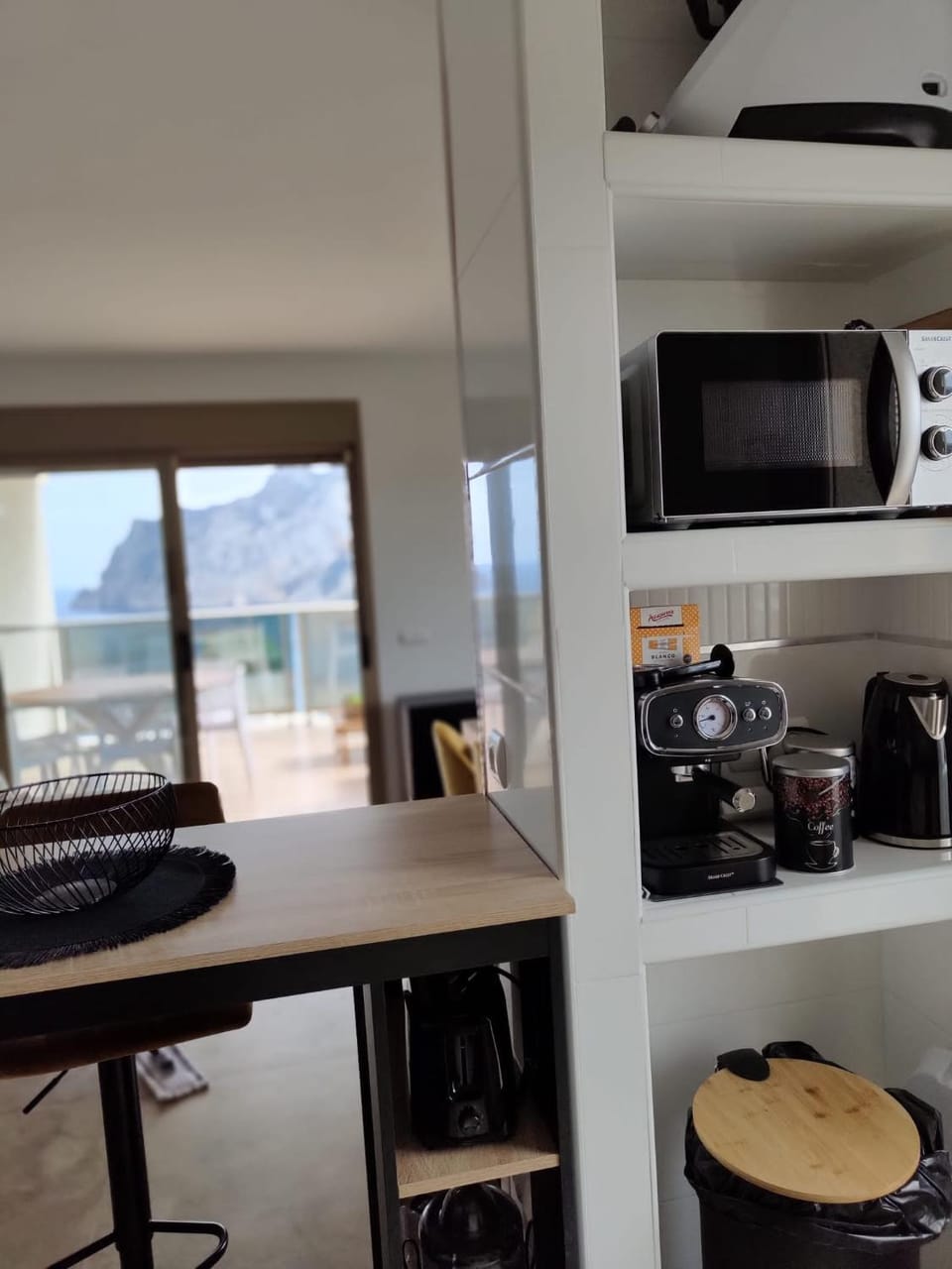 Kitchen or kitchenette, Dining area, minibar, toaster