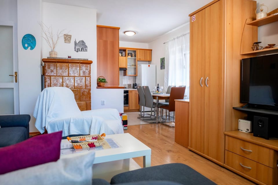 TV and multimedia, Living room, Seating area, Dining area, pet friendly, kitchen