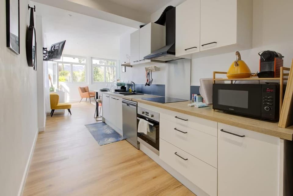 TV and multimedia, Kitchen or kitchenette, dishwasher, oven, stove, toaster