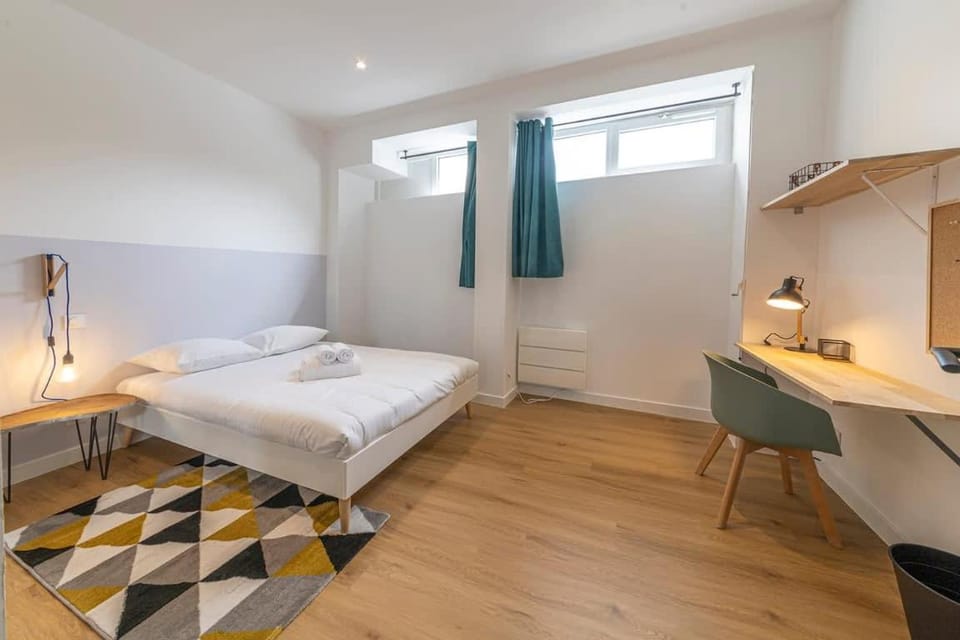 Bed, Photo of the whole room, Bedroom, towels