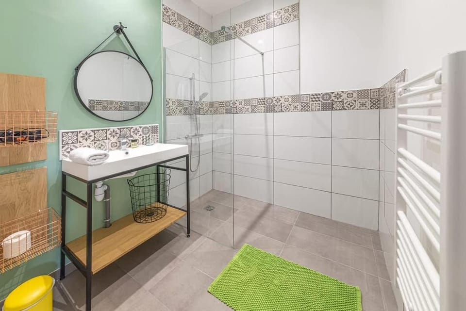 Shower, Bathroom, towels