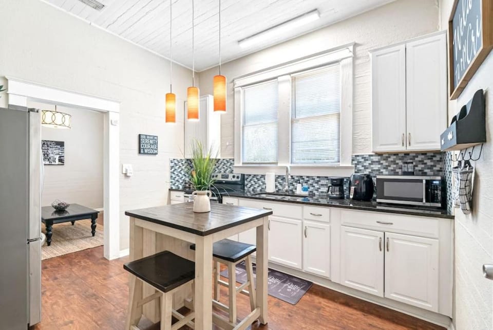 Kitchen or kitchenette, Dining area, minibar