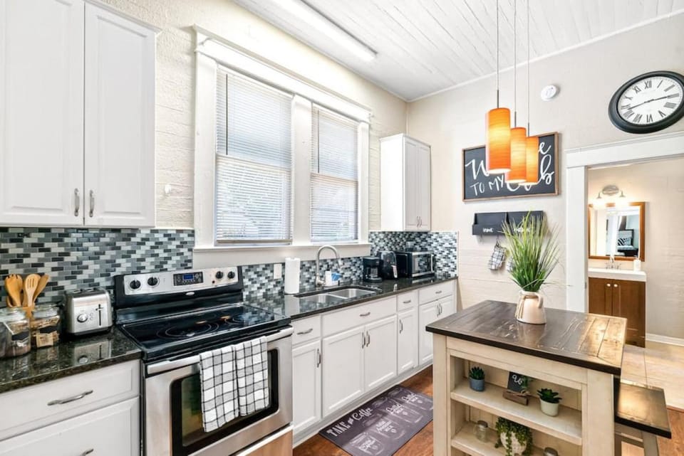 Kitchen or kitchenette, dishwasher, minibar, stove