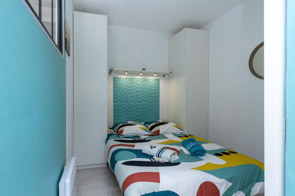 Property building, Living room, Bedroom