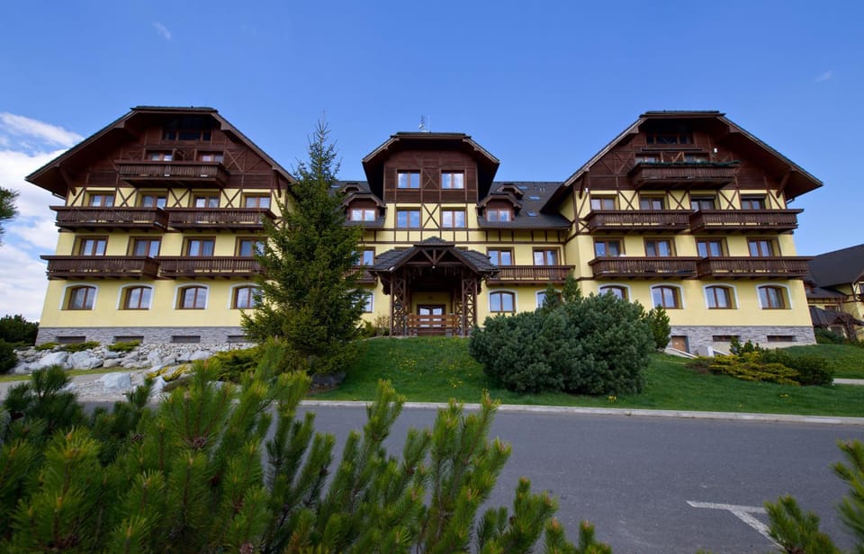 Property building, Lobby or reception, Spa and wellness centre/facilities, Garden view, Mountain view, Mountain view