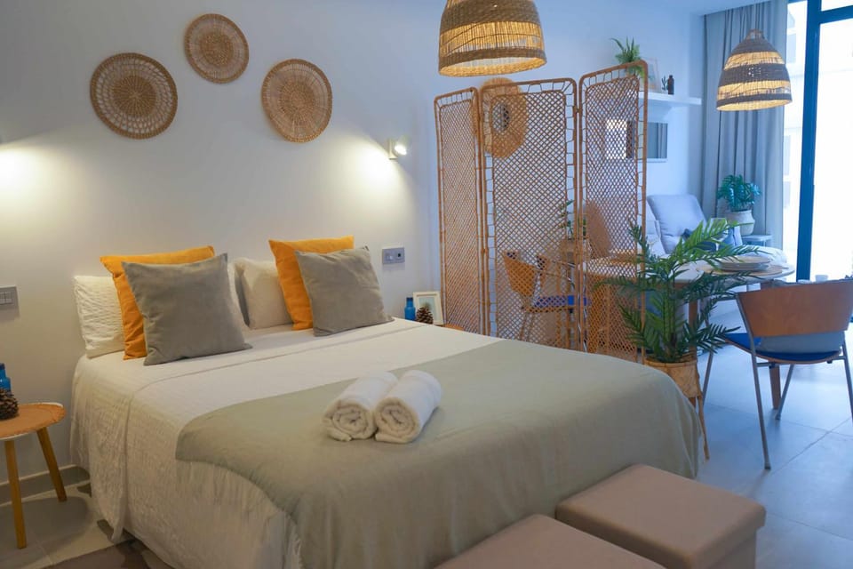 Bed, Living room, Photo of the whole room, Seating area, Bedroom, towels
