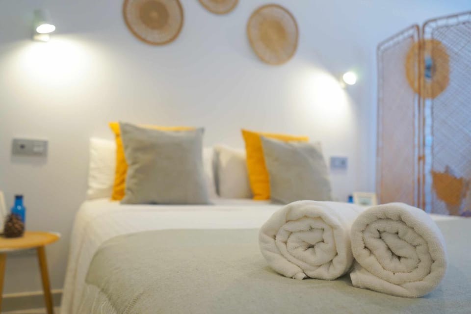 Bed, Bedroom, towels