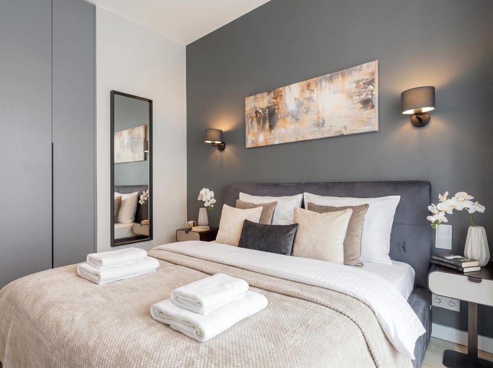 Bed, Photo of the whole room, Bedroom, towels