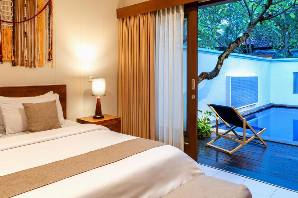 Bed, Photo of the whole room, Bedroom, Pool view, Swimming pool, sunbed