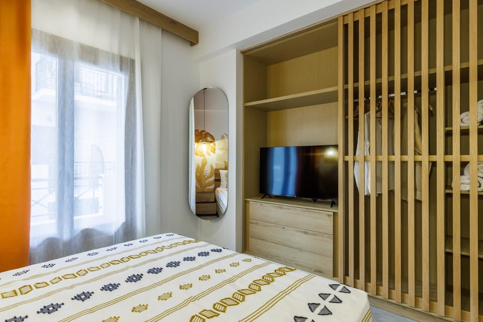 Bed, TV and multimedia, Bedroom