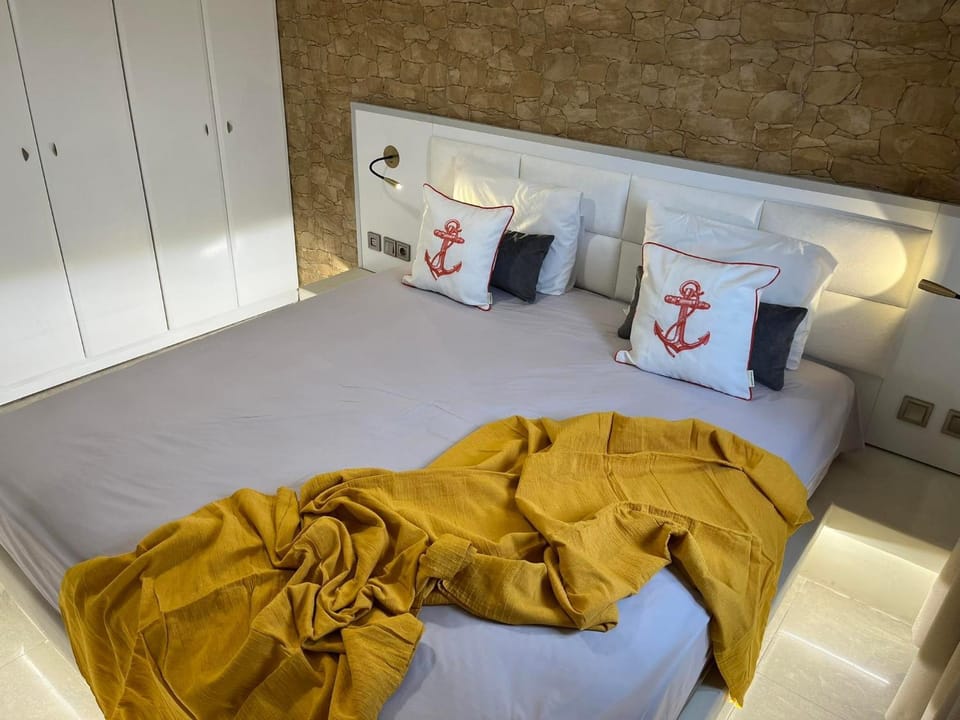 2-Luxury jacuzzi white suite by the sea Apartment in Rhodes