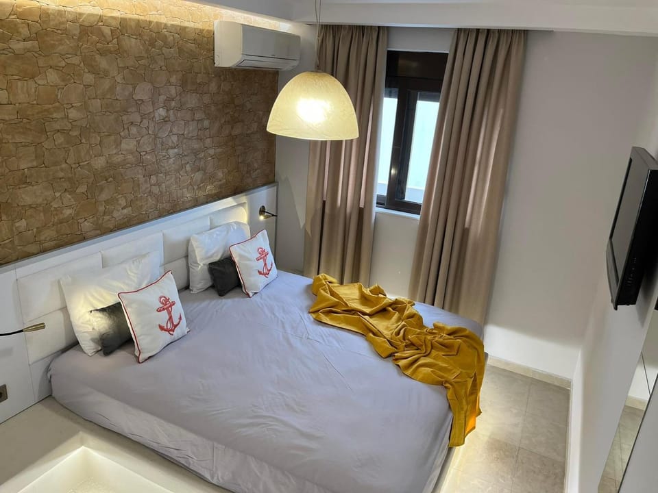 2-Luxury jacuzzi white suite by the sea Apartment in Rhodes