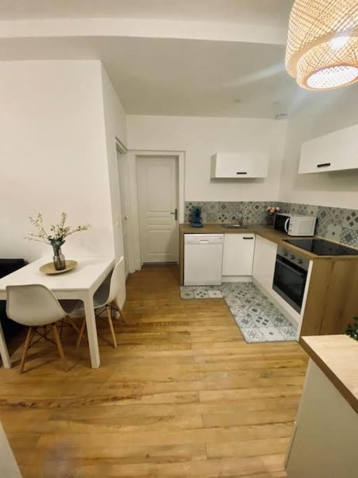 Kitchen or kitchenette, Dining area, minibar, pet friendly