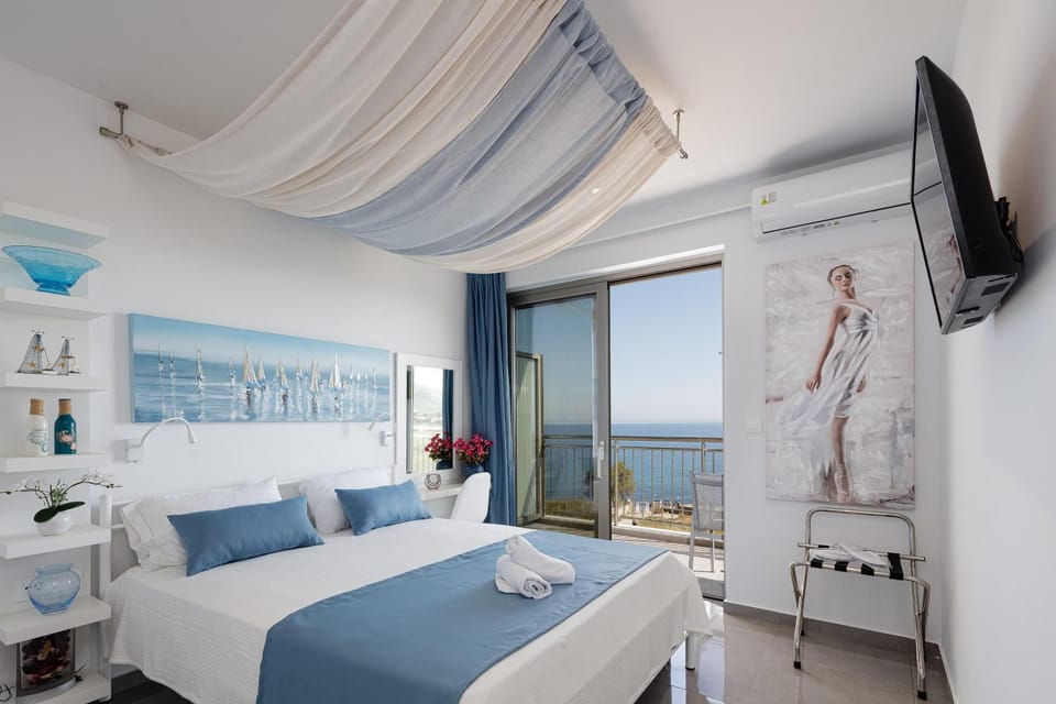 Bed, TV and multimedia, Photo of the whole room, Bedroom, Sea view