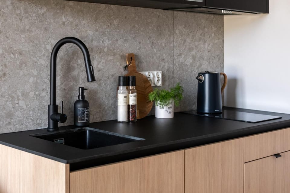 Coffee/tea facilities, Kitchen or kitchenette, stove