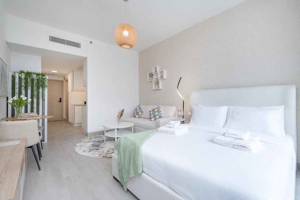Bed, Living room, Photo of the whole room, Seating area, Bedroom, towels, air conditioner