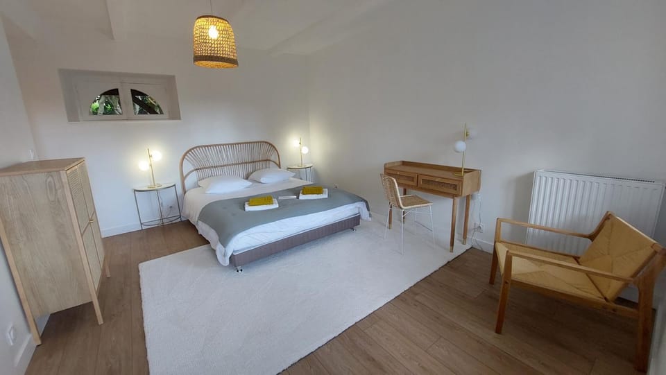 Bed, Photo of the whole room, Bedroom