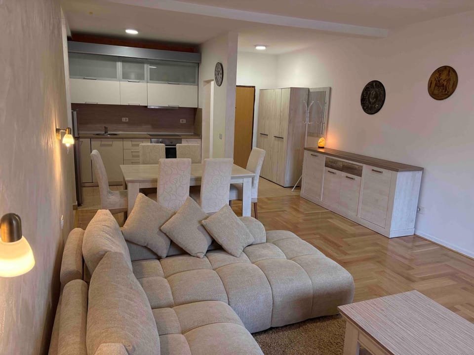 Kitchen or kitchenette, Living room, Seating area, Dining area, oven, stove