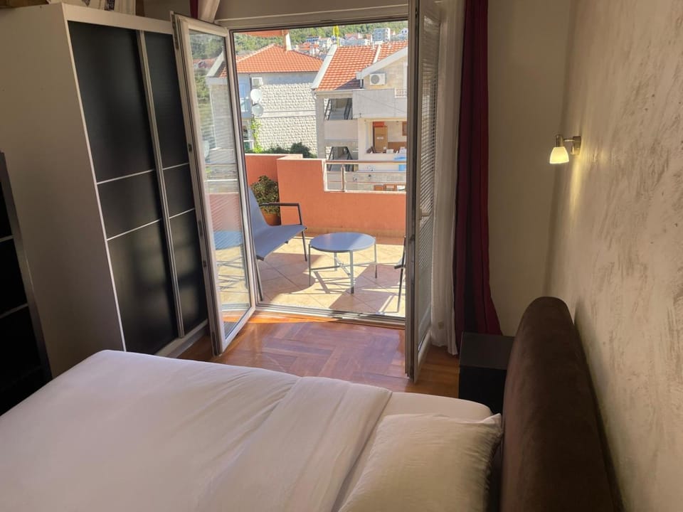 Bed, View (from property/room), Balcony/Terrace, Photo of the whole room, Bedroom
