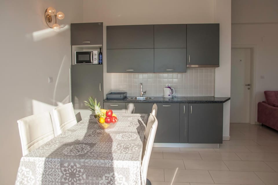 Kitchen or kitchenette, Dining area, minibar, stove