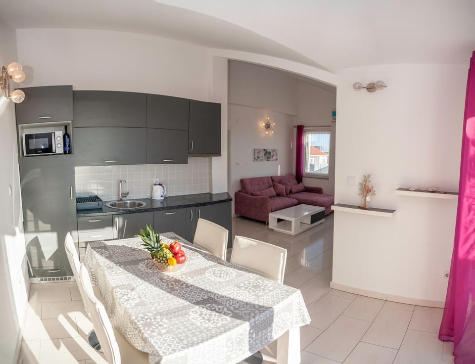 Kitchen or kitchenette, Living room, Seating area, Dining area, minibar