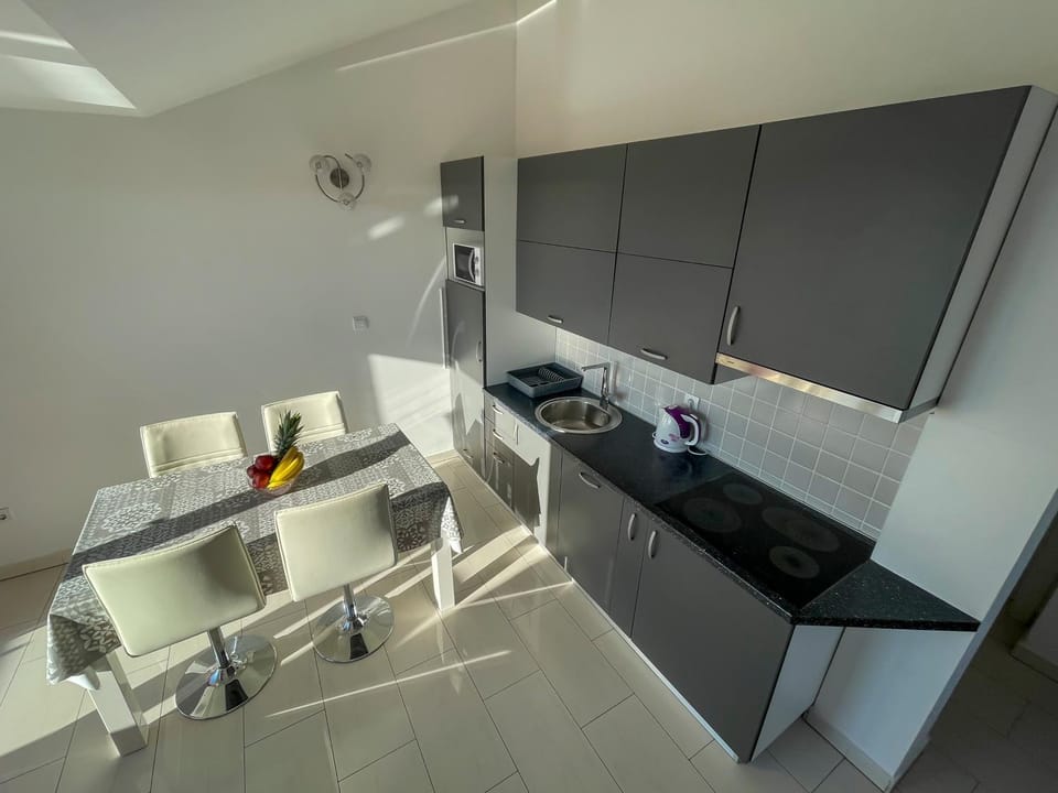 Kitchen or kitchenette, Seating area, Dining area