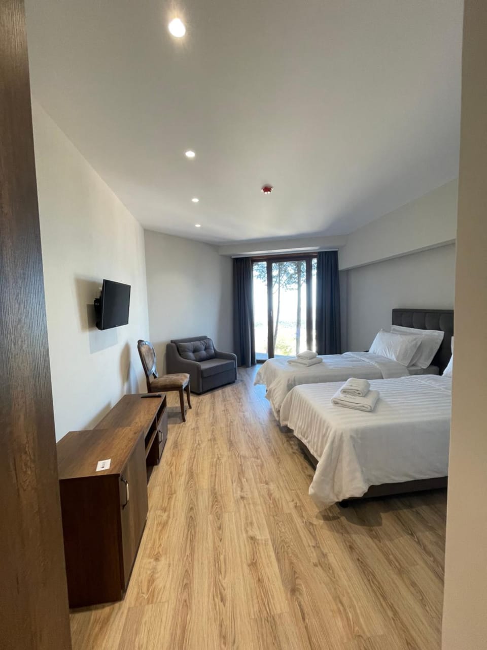 Bed, TV and multimedia, Bedroom, towels
