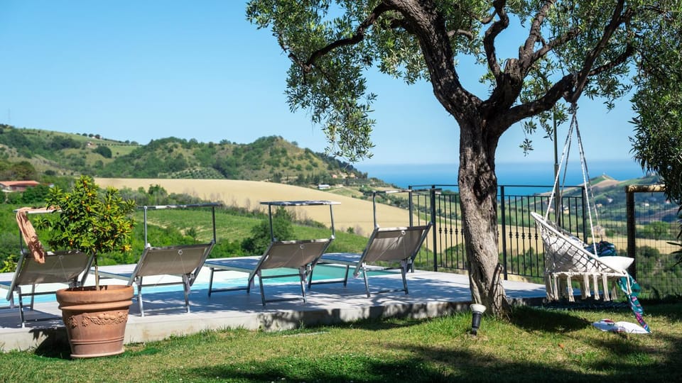 Property building, Garden, Balcony/Terrace, Swimming pool