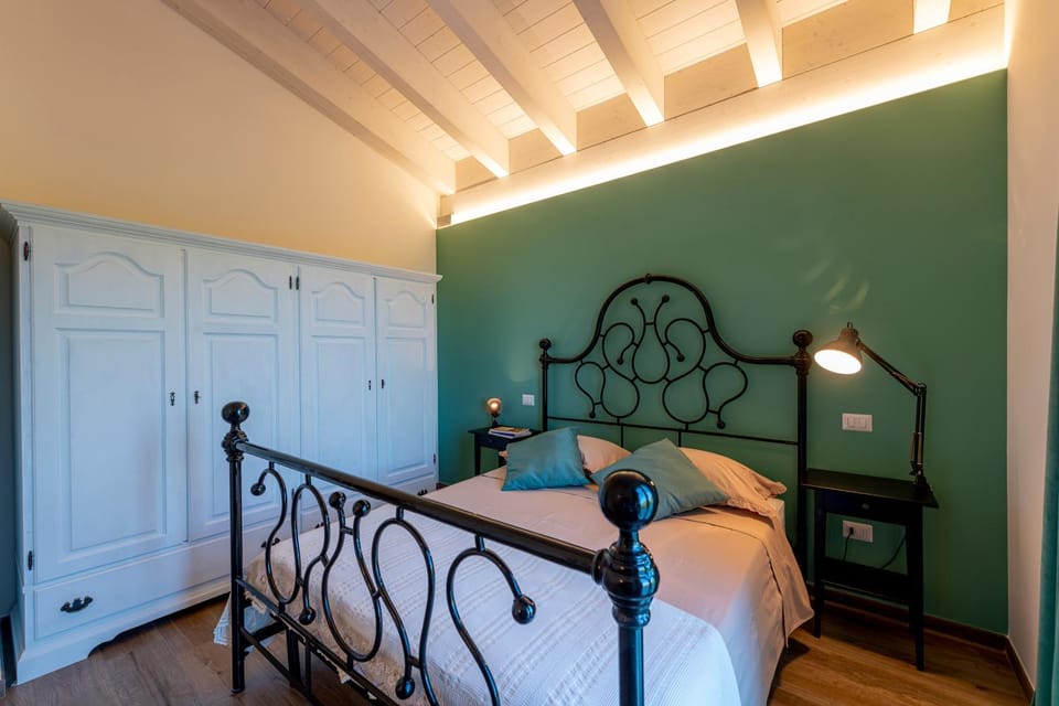 Photo of the whole room, Bedroom, wardrobe
